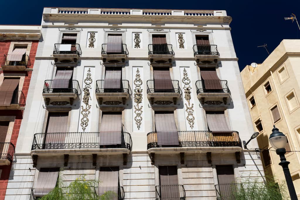 reparacion-persianas-barcelona-fachada-edificio-antiguo